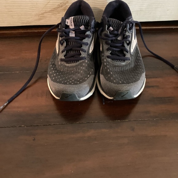 Brooks running shoes size 8 - Picture 2 of 4